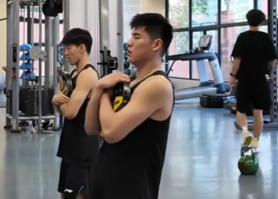 tenan, 他在场上拼, 一直在篮下